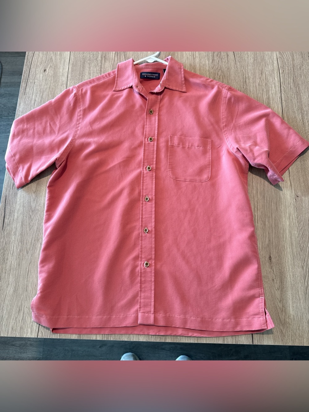 Roundtree & Yorke Men's Short-Sleeve Button-Up Shirt in Coral Pink